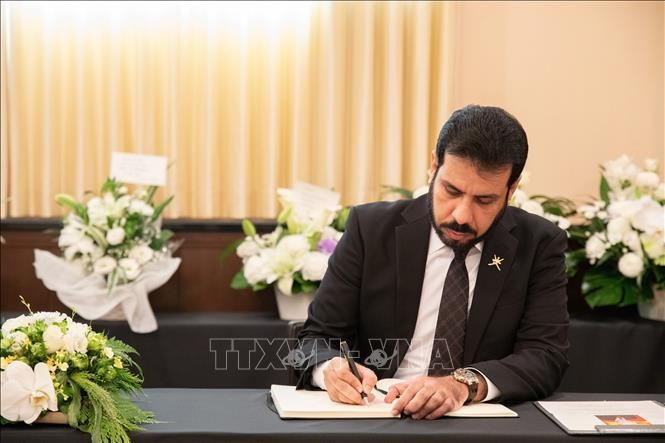 Representante de la Embajada de Omán. Representante de la Embajada de Omán.