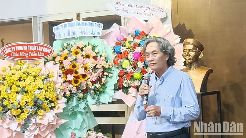 El presidente de la Asociación de Bellas Artes de Ciudad Ho Chi Minh, Nguyen Xuan Tien, en el acto de entrega. El presidente de la Asociación de Bellas Artes de Ciudad Ho Chi Minh, Nguyen Xuan Tien, en el acto de entrega.