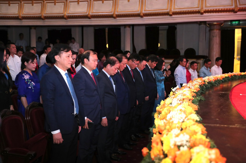 Los delegados guardan un minuto de silencio en memoria al difunto secretario general del Partido Comunista de Vietnam, Nguyen Phu Trong. (Foto: Comité organizador) Los delegados guardan un minuto de silencio en memoria al difunto secretario general del Partido Comunista de Vietnam, Nguyen Phu Trong. (Foto: Comité organizador)