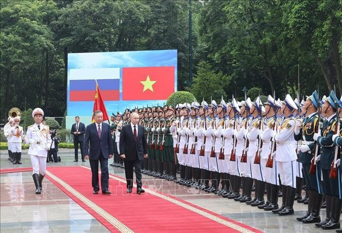 El presidente de Vietnam, To Lam, y su homólogo ruso, Vladimir Putin, pasan revista a la guardia de honor del Ejército Popular de Vietnam (Foto: VNA) El presidente de Vietnam, To Lam, y su homólogo ruso, Vladimir Putin, pasan revista a la guardia de honor del Ejército Popular de Vietnam (Foto: VNA)