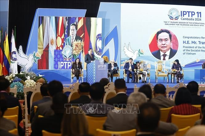 El presidente de la Asamblea Nacional de Vietnam, Tran Thanh Man, pronuncia un discurso en la cita. El presidente de la Asamblea Nacional de Vietnam, Tran Thanh Man, pronuncia un discurso en la cita.