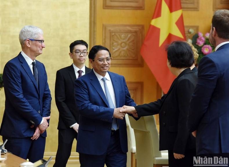 El primer ministro de Vietnam con miembros que acompañan al director ejecutivo del Grupo Apple, Tim Cook. El primer ministro de Vietnam con miembros que acompañan al director ejecutivo del Grupo Apple, Tim Cook.