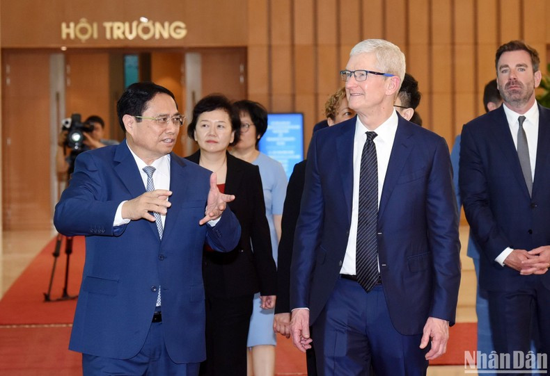 El premier vietnamita y el director ejecutivo del Grupo Apple. El premier vietnamita y el director ejecutivo del Grupo Apple.