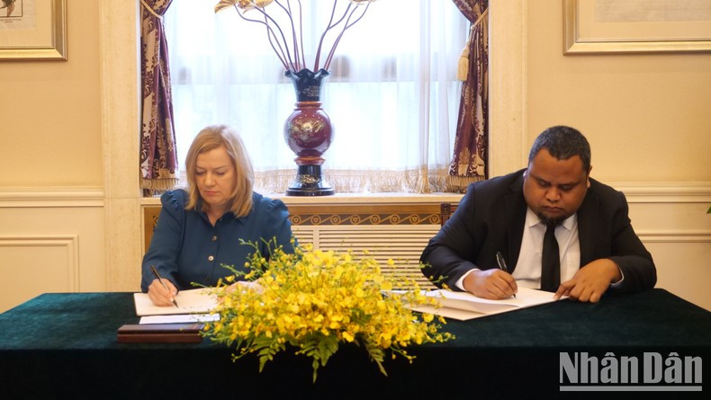 Representantes del cuerpo diplomático acreditado en China firman libro de condolencias en memoria del secretario general Nguyen Phu Trong. Representantes del cuerpo diplomático acreditado en China firman libro de condolencias en memoria del secretario general Nguyen Phu Trong.