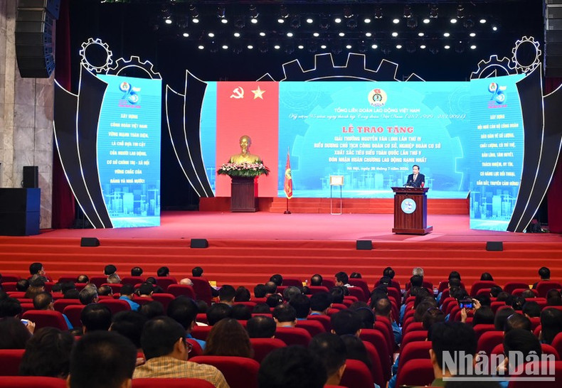 El acto se celebra en ocasión del 95 aniversario del establecimiento del Sindicato de Vietnam (28 de julio). El acto se celebra en ocasión del 95 aniversario del establecimiento del Sindicato de Vietnam (28 de julio).