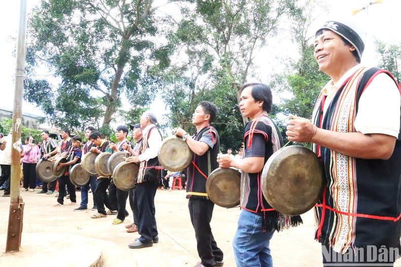 El ritual se lleva a cabo en medio del sonido de gongs y chieng, creando una atmósfera sagrada para la festividad.