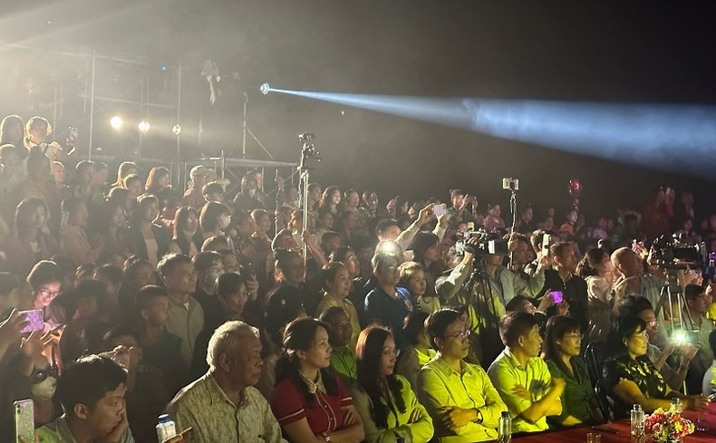 Una nutrida asistencia del público al programa.