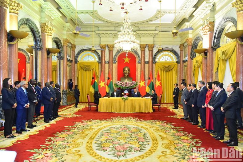 Vista del acto. Vista del acto.