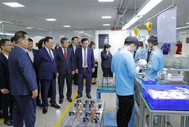El presidente de la Asamblea Nacional de Vietnam, Vuong Dinh Hue, visita una empresa en el parque industrial de Lien Ha Thai (Green iP-1). (Foto: VNA) El presidente de la Asamblea Nacional de Vietnam, Vuong Dinh Hue, visita una empresa en el parque industrial de Lien Ha Thai (Green iP-1). (Foto: VNA)