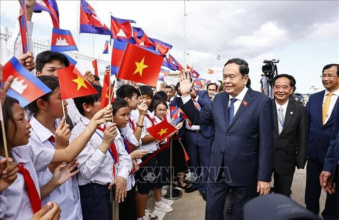 El acto de bienvenida al titular del Parlamento vietnamita. El acto de bienvenida al titular del Parlamento vietnamita.