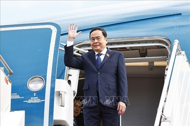 El máximo dirigente legislador de Vietnam, Tran Thanh Man, llega al aeropuerto internacional de Pochentong, en Phnom Penh.