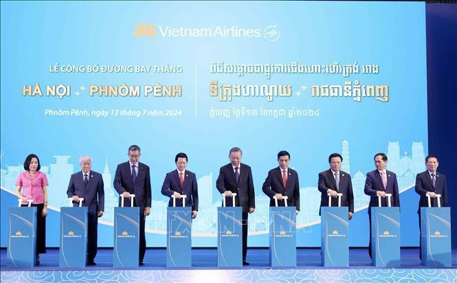 El presidente To Lam y los delegados en la ceremonia de apertura del vuelo directo Hanói - Phnom Penh (Fuente: VNA) El presidente To Lam y los delegados en la ceremonia de apertura del vuelo directo Hanói - Phnom Penh (Fuente: VNA)