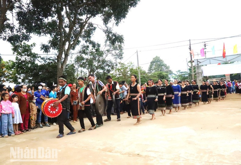Actuación del equipo de chieng y baile.