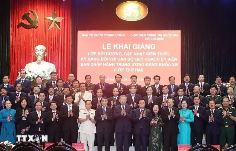 To Lam y los funcionarios que asisten al curso. To Lam y los funcionarios que asisten al curso.