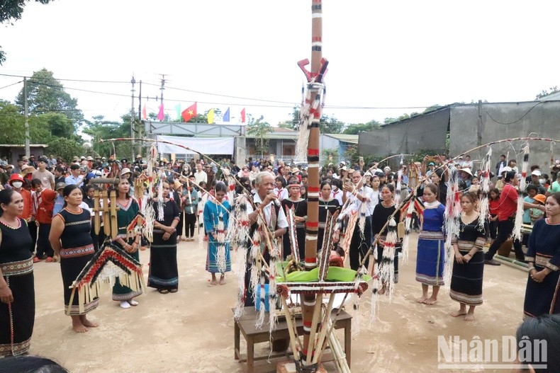 El patriarca realiza el ritual cuando los miembros de la comunidad cumplen la preparación de las ofrendas.
