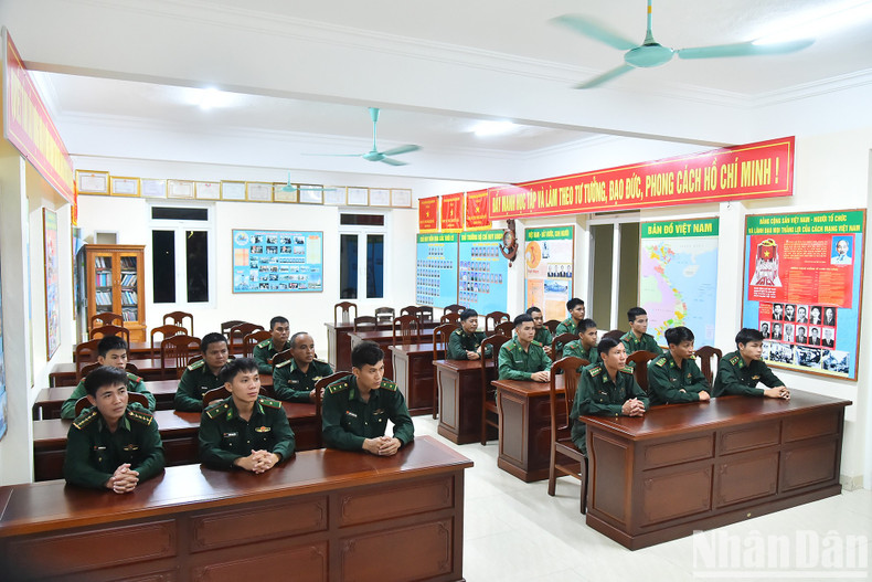 Los oficiales y soldados se actualizan con la información transmitida por los medios oficiales de comunicación del país. Los oficiales y soldados se actualizan con la información transmitida por los medios oficiales de comunicación del país.