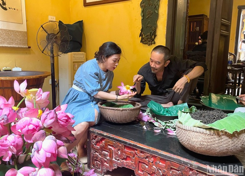 Experimentar técnicas de marinar el té del loto. Experimentar técnicas de marinar el té del loto.