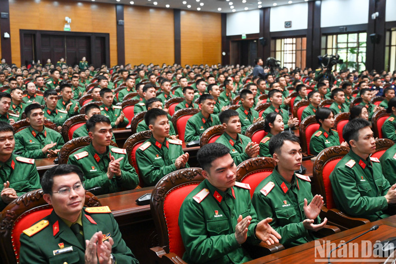 Representantes de jóvenes militares en el encuentro.