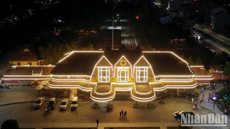 La estación de trenes de Da Lat por la noche.