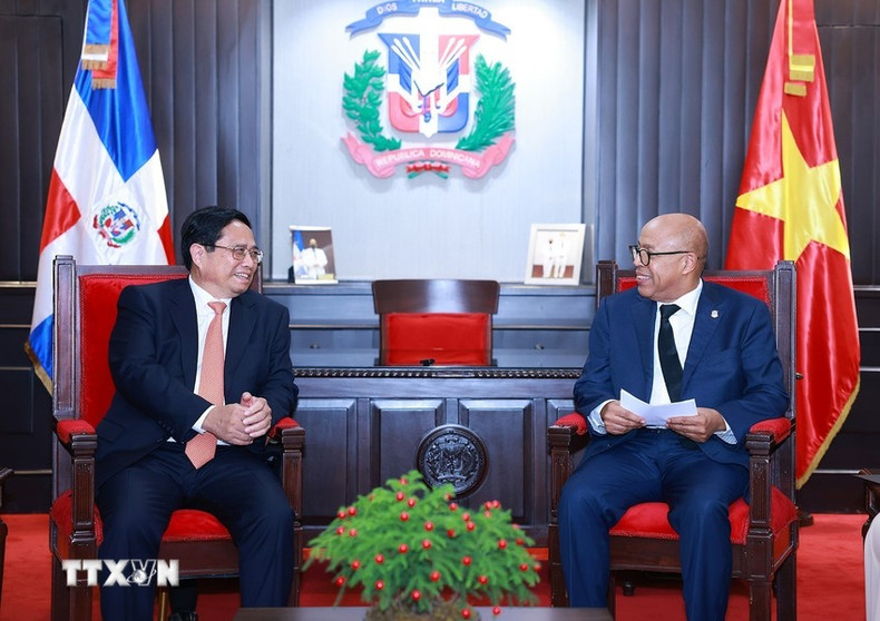 El premier vietnamita conversa con el titular dominicano.