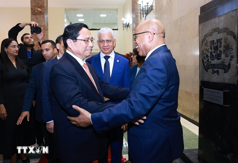 El jefe del Gobierno vietnamita, Pham Minh Chinh, se reúne con el presidente de la Cámara de Diputados de la República Dominicana, Alfredo Pacheco.