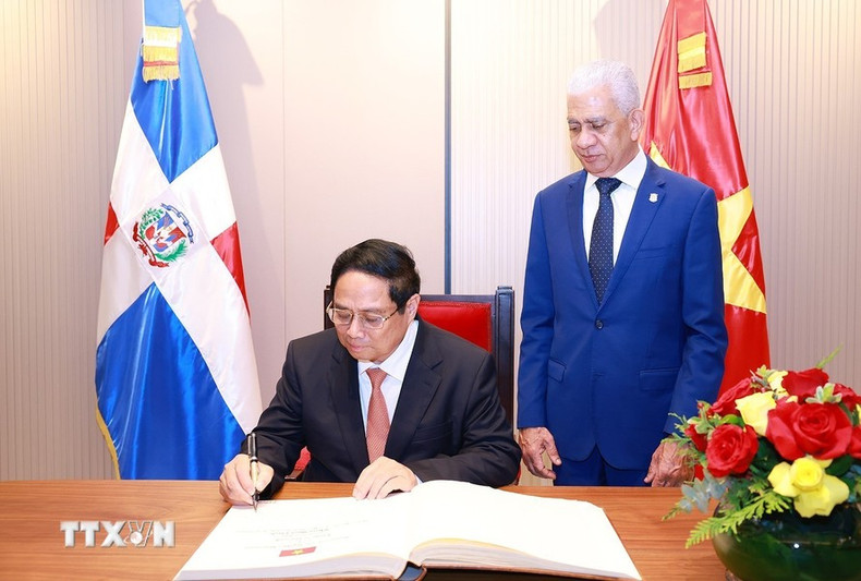 El premier Pham Minh Chinh firma el libro de recuerdos al visitar el Congreso Nacional de la República Dominicana.
