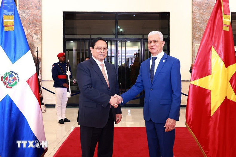 El premier Pham Minh Chinh saluda al presidente de Congreso Nacional de la República Dominicana, Ricardo de los Santos Polanco.