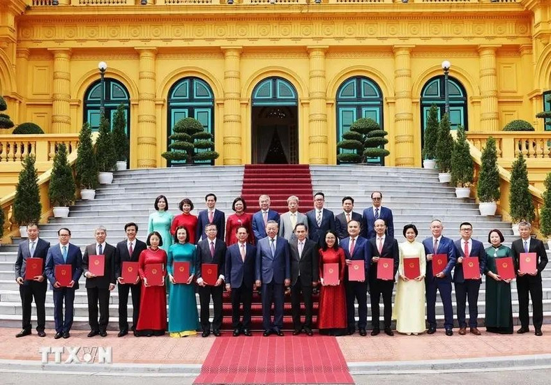 El secretario general y presidente To Lam, los delegados y 15 embajadores recién designados (Fuente: VNA) El secretario general y presidente To Lam, los delegados y 15 embajadores recién designados (Fuente: VNA)