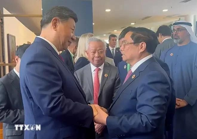 El primer ministro de Vietnam, Pham Minh Chinh (derecha), se reúne con el secretario general del Partido Comunista y presidente de China, Xi Jinping. (Foto: VNA)