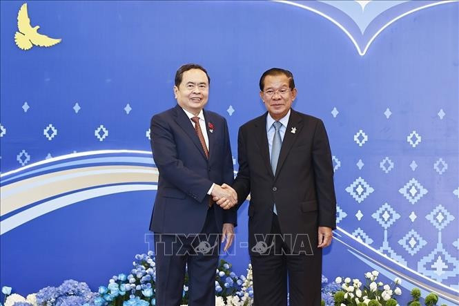 El presidente del Partido Popular y titular del Senado de Camboya, Samdech Techo Hun Sen, y el máximo legislador de Vietnam, Tran Thanh Man. El presidente del Partido Popular y titular del Senado de Camboya, Samdech Techo Hun Sen, y el máximo legislador de Vietnam, Tran Thanh Man.