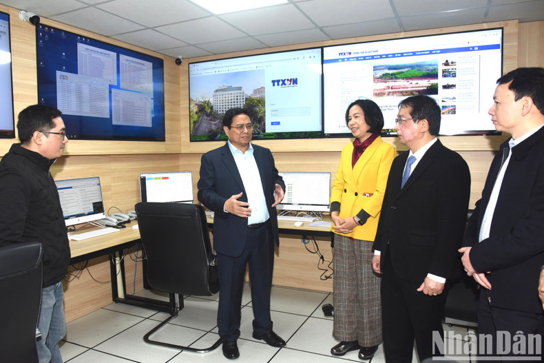 El premier visita la Agencia Vietnamita de Noticias.