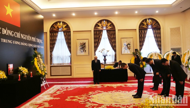 Representantes de ministerios y sectores chinos rinden homenaje al secretario general Nguyen Phu Trong. Representantes de ministerios y sectores chinos rinden homenaje al secretario general Nguyen Phu Trong.