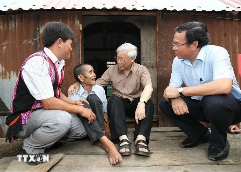 El máximo dirigente partidista visita y entrega obsequio a la familia del veterano Dinh Phi, que se encuentra en una situación económica desfavorable en la aldea de Tung Ke 2, en la comuna de Ayun, en la provincia de Gia Lai, el 12 de abril de 2017. El máximo dirigente partidista visita y entrega obsequio a la familia del veterano Dinh Phi, que se encuentra en una situación económica desfavorable en la aldea de Tung Ke 2, en la comuna de Ayun, en la provincia de Gia Lai, el 12 de abril de 2017.