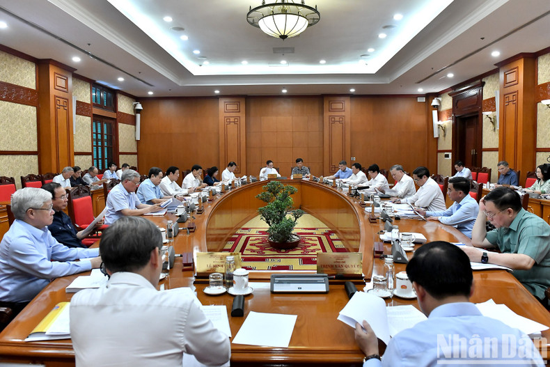 Panorama de la reunión de la sede del Comité Central del Partido Comunista de Vietnam. Panorama de la reunión de la sede del Comité Central del Partido Comunista de Vietnam.