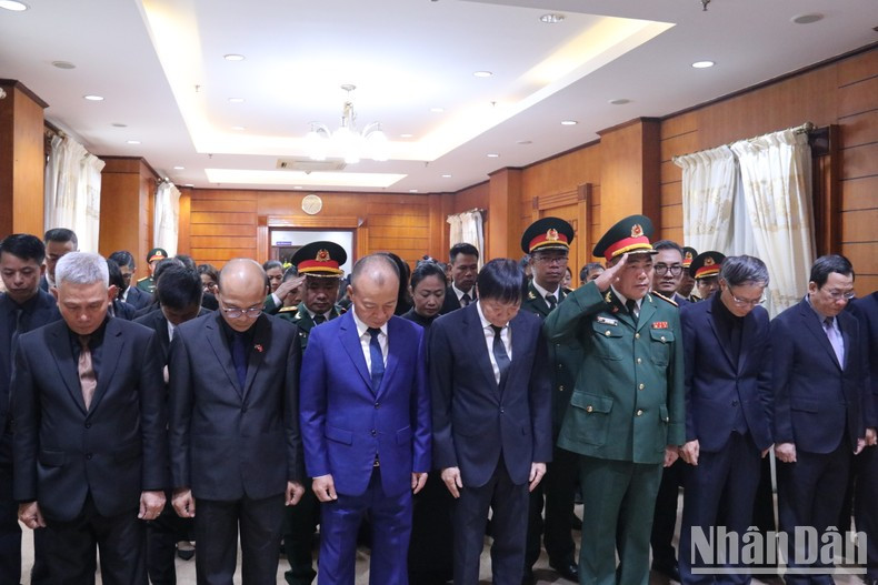 A las 7 en punto, el Comité del PVC en Laos, la Embajada y los órganos rinden homenaje al máximo dirigente partidista.