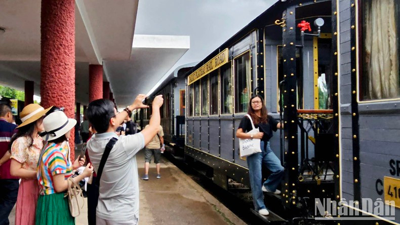 Turistas toman fotos de recuerdo en la estación de trenes de Da Lat.