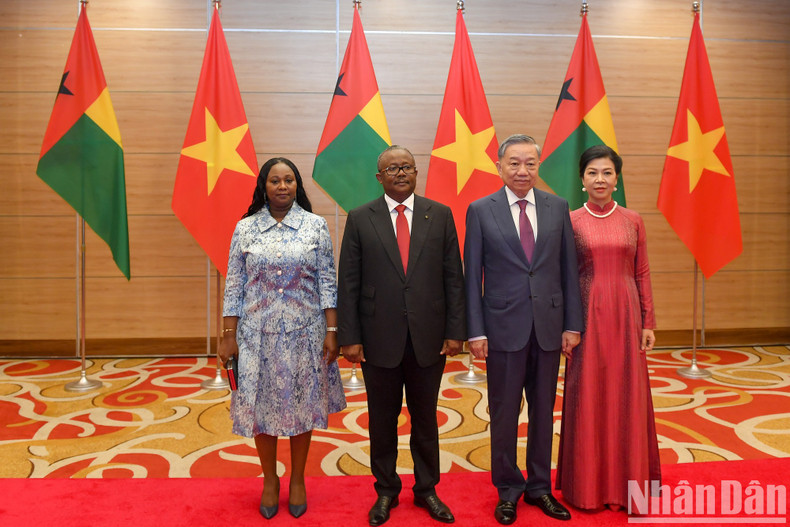 El secretario general del Partido Comunista y presidente de Vietnam, To Lam, y el presidente de Guinea-Bissau, Umaro Sissoco Embaló, y sus esposas en el acto. El secretario general del Partido Comunista y presidente de Vietnam, To Lam, y el presidente de Guinea-Bissau, Umaro Sissoco Embaló, y sus esposas en el acto.