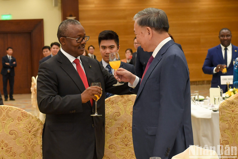 Los dos dirigentes alzan sus copas. Los dos dirigentes alzan sus copas.