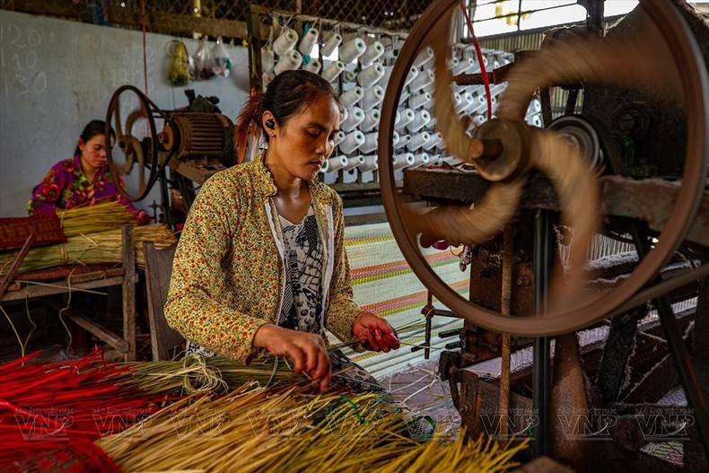El proceso de tejido de esteras con maquinas industriales ayuda a reducir el tiempo y aumentar la cantidad de los productos, ahorrando mano de obra. (Fuente:VNA) El proceso de tejido de esteras con maquinas industriales ayuda a reducir el tiempo y aumentar la cantidad de los productos, ahorrando mano de obra. (Fuente:VNA)