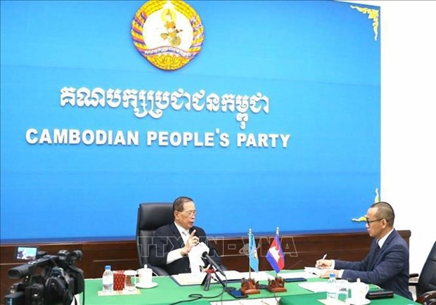 El portavoz del Partido Popular de Camboya, Sok Eysan (izquierda), responde a las preguntas de la Agencia Vietnamita de Noticias. (Foto: VNA)