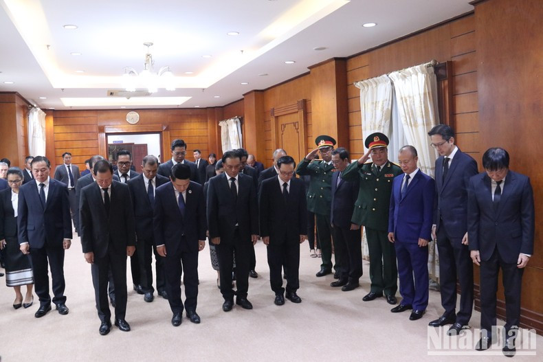 La delegación del Ministerio de Asuntos Exteriores de Laos, encabezada por el miembro del Buró Político, vicepremier y el ministro de Asuntos Exteriores de Laos, Saleumxay Kommasith, rinde homenaje al máximo líder partidista de Vietnam, Nguyen Phu Trong.