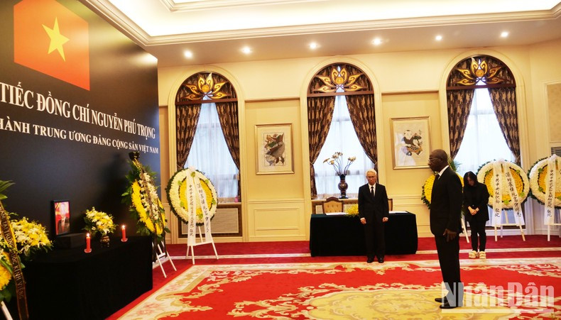 Representantes de cuerpo diplomático acreditado en China rinden tributo al máximo dirigente partidista de Vietnam. Representantes de cuerpo diplomático acreditado en China rinden tributo al máximo dirigente partidista de Vietnam.