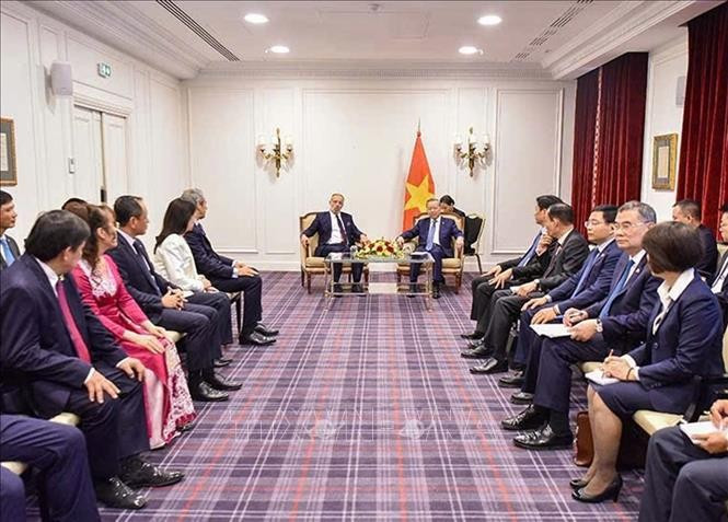 Panorama del encuentro entre el secretario general del Partido Comunista de Vietnam y el presidente del país, To Lam, y Benoît de Saint. -Exupéry, vicepresidente ejecutivo de Airbus encargado de las ventas de aviones comerciales. (Fuente: VNA)