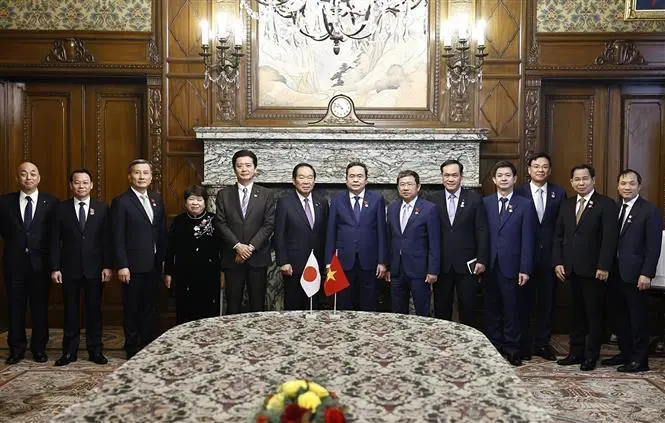 El presidente de la Asamblea Nacional de Vietnam, Tran Thanh Man, el titular de la Cámara de Representantes de Japón, Nukaga Fukushiro y delegados. (Fuente: VNA) El presidente de la Asamblea Nacional de Vietnam, Tran Thanh Man, el titular de la Cámara de Representantes de Japón, Nukaga Fukushiro y delegados. (Fuente: VNA)