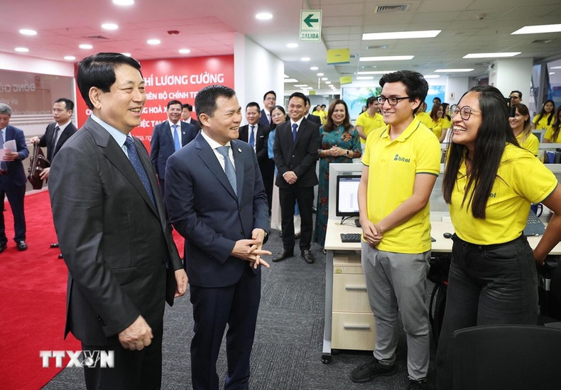 El presidente vietnamita saluda a trabajadores de la Empresa Viettel en Perú. El presidente vietnamita saluda a trabajadores de la Empresa Viettel en Perú.