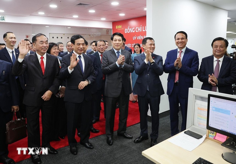 El presidente vietnamita y la delegación visitan la sede de la Empresa Viettel en Perú. El presidente vietnamita y la delegación visitan la sede de la Empresa Viettel en Perú.