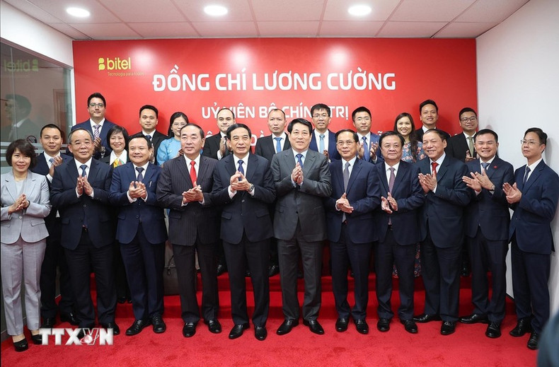 El presidente de Vietnam, Luong Cuong, la delegación de alto nivel y dirigentes de la Empresa Viettel en Perú. El presidente de Vietnam, Luong Cuong, la delegación de alto nivel y dirigentes de la Empresa Viettel en Perú.