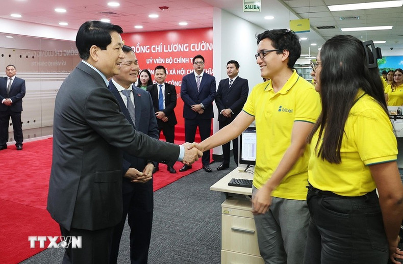 El presidente vietnamita saluda a trabajadores de la Empresa Viettel en Perú. El presidente vietnamita saluda a trabajadores de la Empresa Viettel en Perú.