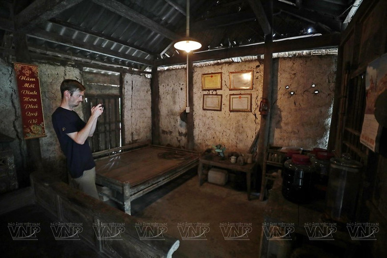 Los turistas extranjeros disfrutan tomando fotografías de los espacios antiguos de la casa. (Fuente: VNA) Los turistas extranjeros disfrutan tomando fotografías de los espacios antiguos de la casa. (Fuente: VNA)