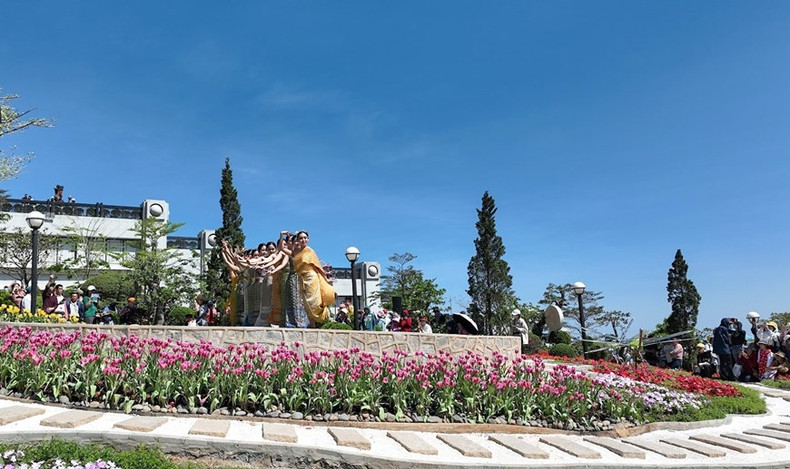 Actuaciones artísticas en el jardín. (Fuente: VNA)